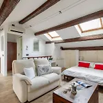 Lovely Attic For 4 Person With Wifi - A/c Lägenhet *