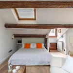 Lägenhet Lovely Attic For 4 Person With Wifi - A/c