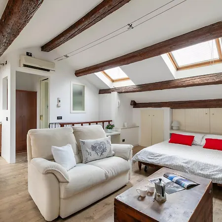 Lovely Attic For 4 Person With Wifi - A/c 公寓 *