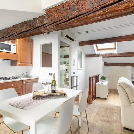 Lovely Attic For 4 Person With Wifi - A/c * 威尼斯