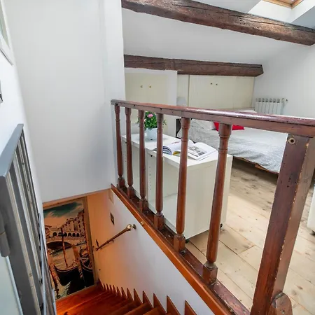 Lovely Attic For 4 Person With Wifi - A/c 公寓 *