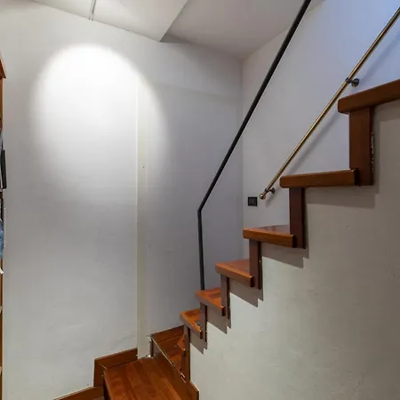 Lovely Attic For 4 Person With Wifi - A/c 公寓 *