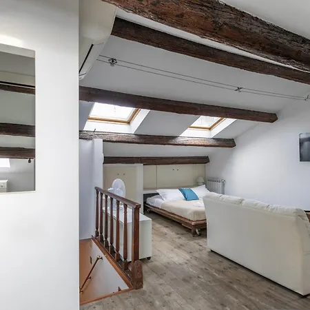Lovely Attic For 4 Person With Wifi - A/c 公寓
