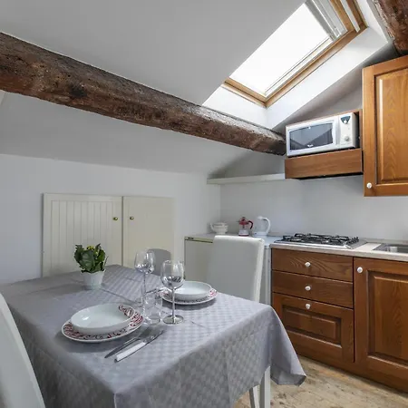 公寓 Lovely Attic For 4 Person With Wifi - A/c