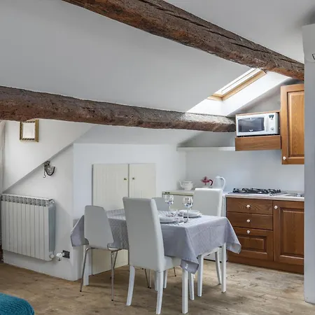 Lovely Attic For 4 Person With Wifi - A/c 公寓 *