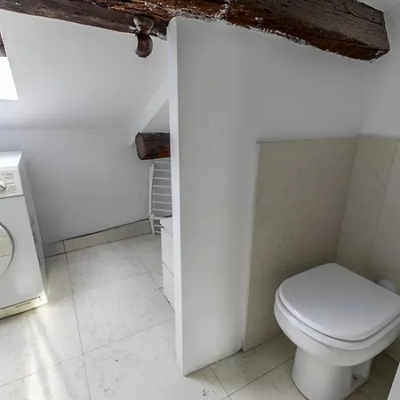 公寓 Lovely Attic For 4 Person With Wifi - A/c
