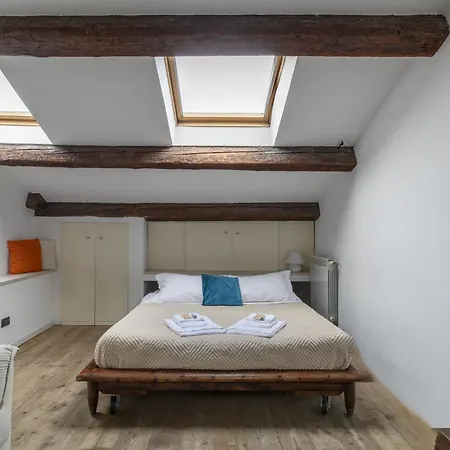 Lovely Attic For 4 Person With Wifi - A/c 公寓 *