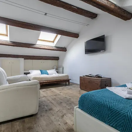 Lovely Attic For 4 Person With Wifi - A/c Apartmán *